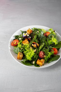 Taze salata ve kızarmış tofu peyniri.