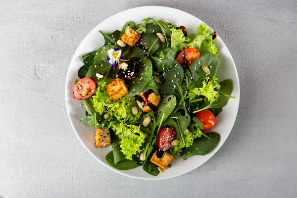 Vista Aérea Ensalada Tofu Espinacas Plato Blanco — Foto de Stock