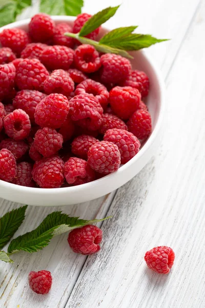 Close Red Ripe Raspberries White Bowl Wooden — Stock Photo, Image
