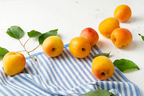 Zbliżenie Dojrzałych Owoców Moreli Jasnej Tkaninie — Zdjęcie stockowe