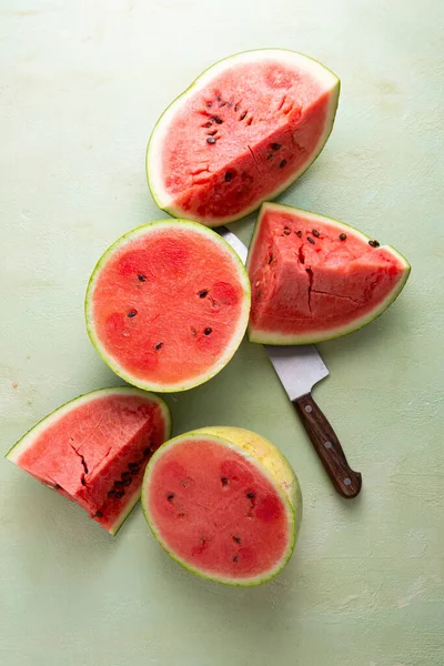 Wassermelone Scheiben Geschnitten Auf Hellgrüner Oberfläche — Stockfoto