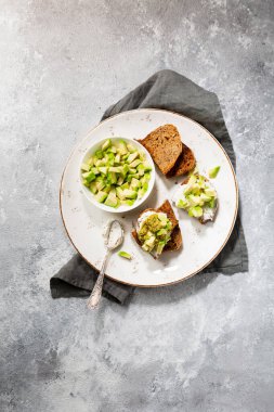 Zeytin soslu avokado sandviçi, sağlıklı atıştırmalık.
