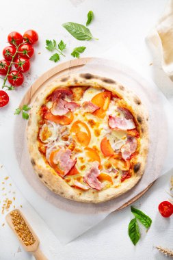 Jambonlu ve domatesli pizzanın genel manzarası