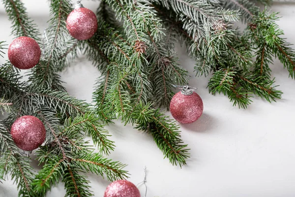 Roze Kerstversiering Groene Tak — Stockfoto