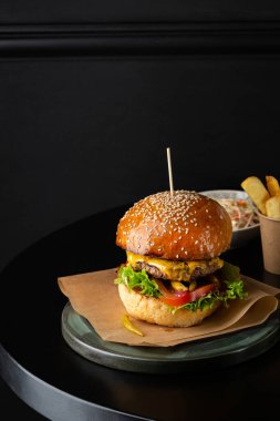 Fast food hamburgeri siyah masaya.