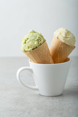 Dondurmayı külahta kapat.