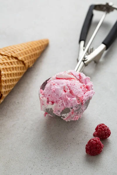 Крупный План Клубничного Мороженого Ложке Летняя Еда — стоковое фото