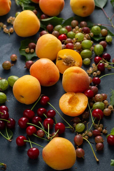 Albaricoques Frescos Cerezas Superficie Oscura Alimentos Frutas Verano —  Fotos de Stock