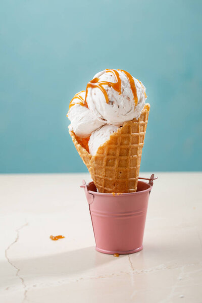 Ice Cream Scoops Caramel Summer Food — Stock Photo, Image