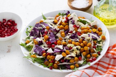 Lahana ve kızarmış nohut salatasını tabakta yakın.