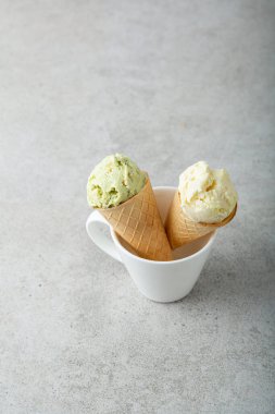 Dondurmalı iki waffle külahı uzay yemeklerini kopyalıyor.