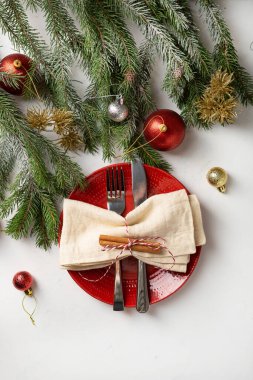 Kırmızı tabak ve dekorasyonlu Noel sofrası manzarası