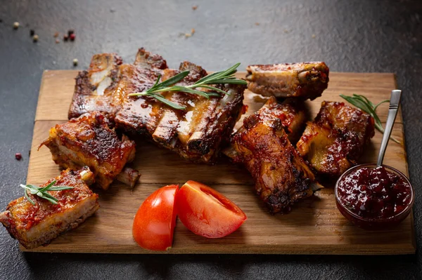 Close Barbecue Smoked Ribs Red Sauce Wooden Cutting Board — Stock Photo, Image