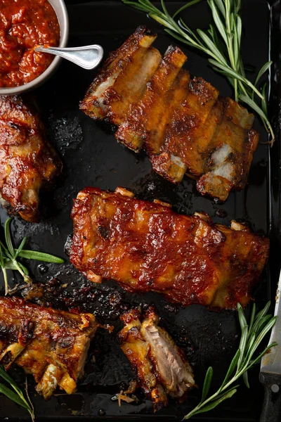 Overhead View Barbecue Smoked Ribs Red Sauce Black Surface — Stock Photo, Image