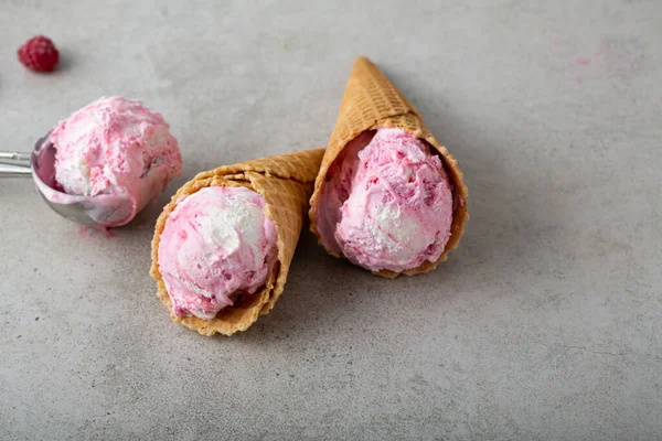 Летняя Вафельная Еда Мороженым — стоковое фото