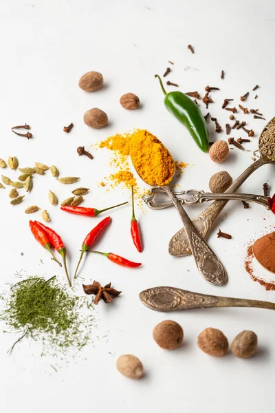 Curry Specerij Kruiden Kruiden Witte Ondergrond — Stockfoto