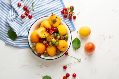 Beyaz yüzeydeki yaz meyvelerinin kâse içinde görüntüsü