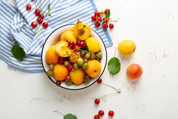 Bovenaanzicht Van Zomerfruit Schaal Wit Oppervlak — Stockfoto