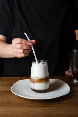 İçinde saman olan buzlu kahve, içecekler, yiyecekler.