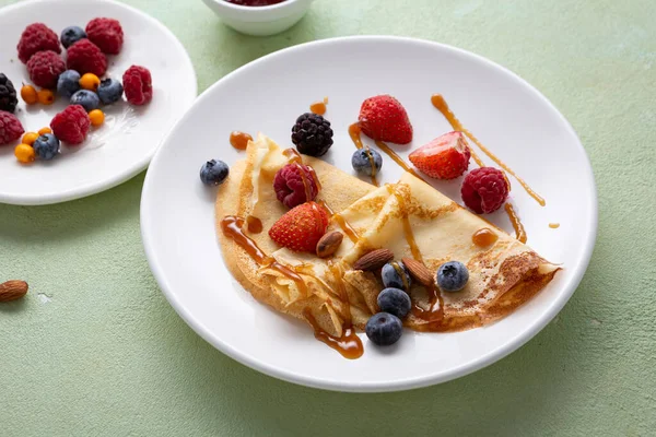 Crepes Panqueques Con Bayas Comida Plato Blanco — Foto de Stock