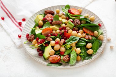 Avokado nohutu ve ıspanak ile vejetaryen tezgahını kapatın.