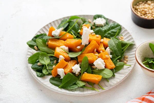 Primer Plano Ensalada Calabaza Asada Con Comida Verde —  Fotos de Stock