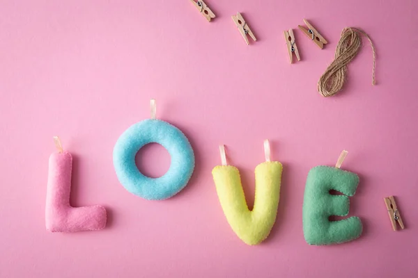 Liebeskonzept Mit Buchstaben Auf Rosa Oberfläche Grußkarte — Stockfoto