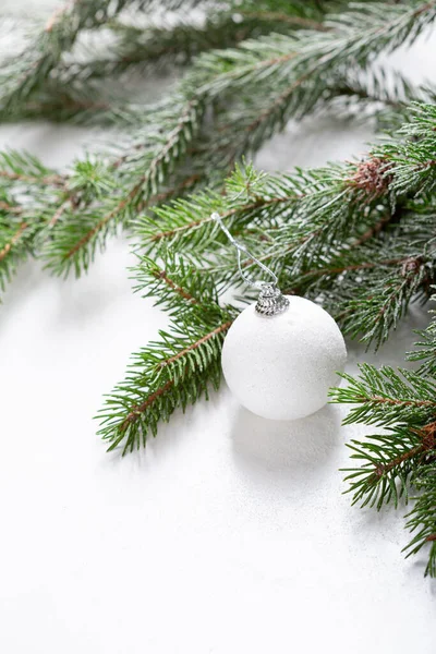 绿枝圣诞概念上的白色节日装饰 — 图库照片