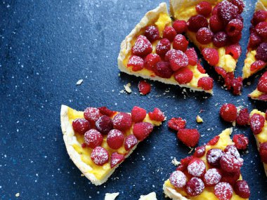 koyu arka plan üzerinde ahududulu tart