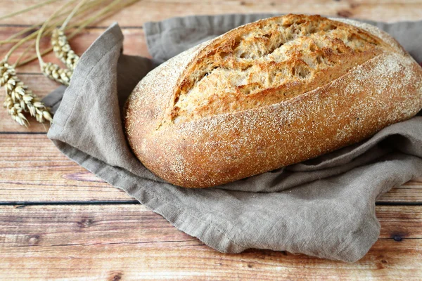 Loaf ψωμί σε ξύλινο φόντο — Φωτογραφία Αρχείου