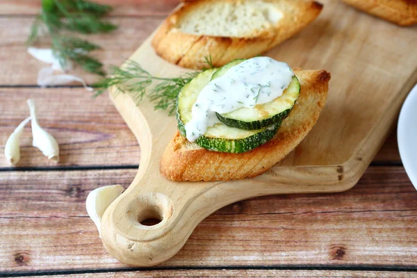 Bruschetta com molho e abobrinha — Fotografia de Stock