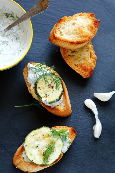 Bruschetta con calabacín a la parrilla — Foto de Stock