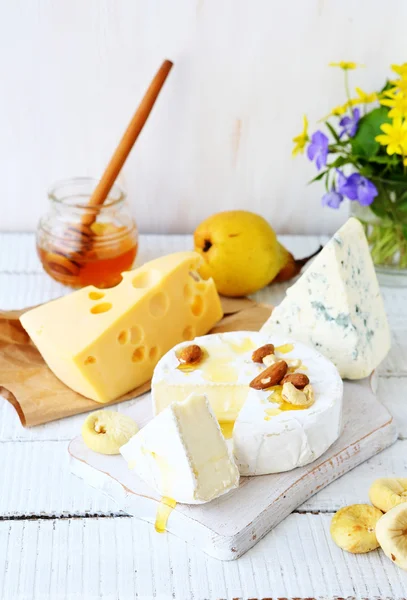 Sýr, hruška a med v jar — Stock fotografie