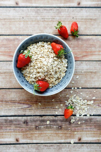 Cereal and strawberries in a bowl — Stock Photo, Image