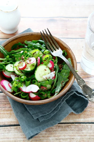 Salada de rabanete fresco em uma tigela — Fotografia de Stock