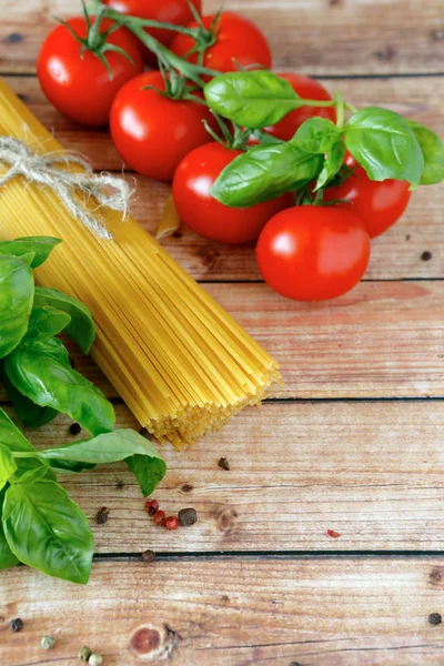 Спагетти и помидоры — стоковое фото