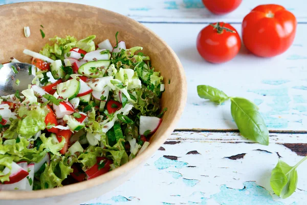 Salada de legumes em uma tigela grande — Fotografia de Stock