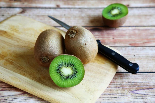 Fresh kiwi on cutting board — Stock Photo, Image