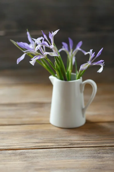 Irisblüten in einem Krug — Stockfoto