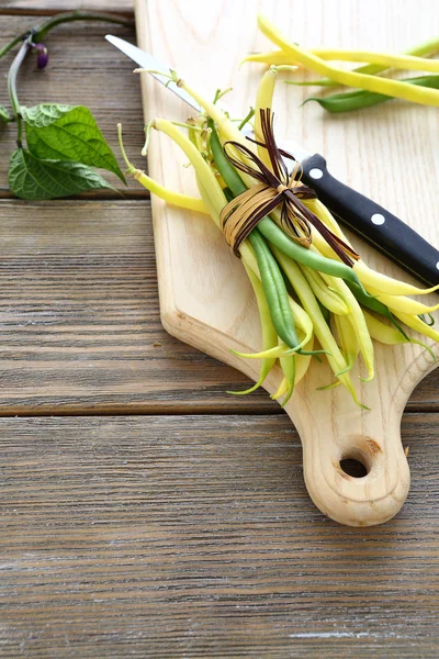 Gröna bönor på en skärbräda — Stockfoto