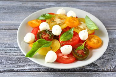 mozzarella topları ile Caprese salatası