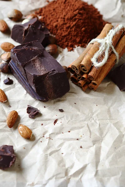 Темный шоколад, корица - ингредиенты — стоковое фото