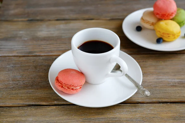 Taza de café blanco y macarrón colorido — Foto de Stock