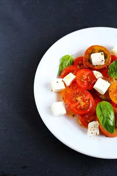 Verse salade met feta, bovenaanzicht — Stockfoto