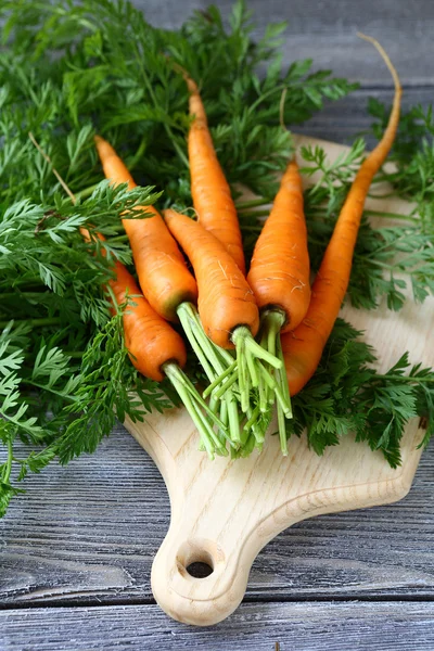 Sulu bir carrot doğrama tahtası — Stok fotoğraf