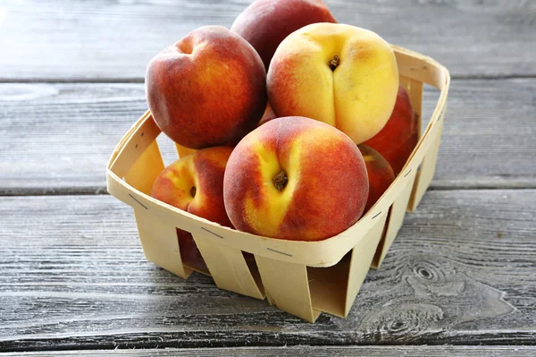 Ripe peaches in wooden box — Stock Photo, Image