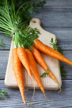 doğrama tahtası üzerinde havuç