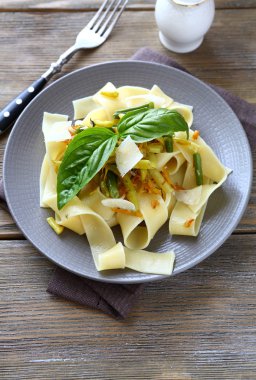  Linguini'nin makarna ile kavrulmuş sebze