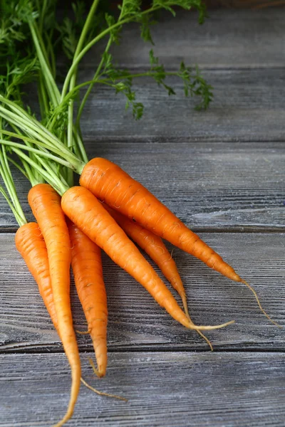 Bunch  juicy carrot on the board — Stock Photo, Image