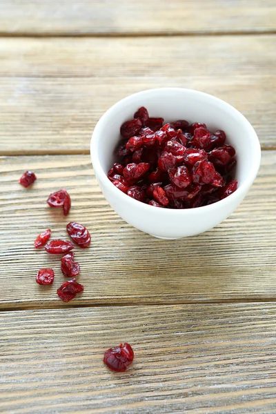 Gedroogde cranberries in witte kom — Stockfoto